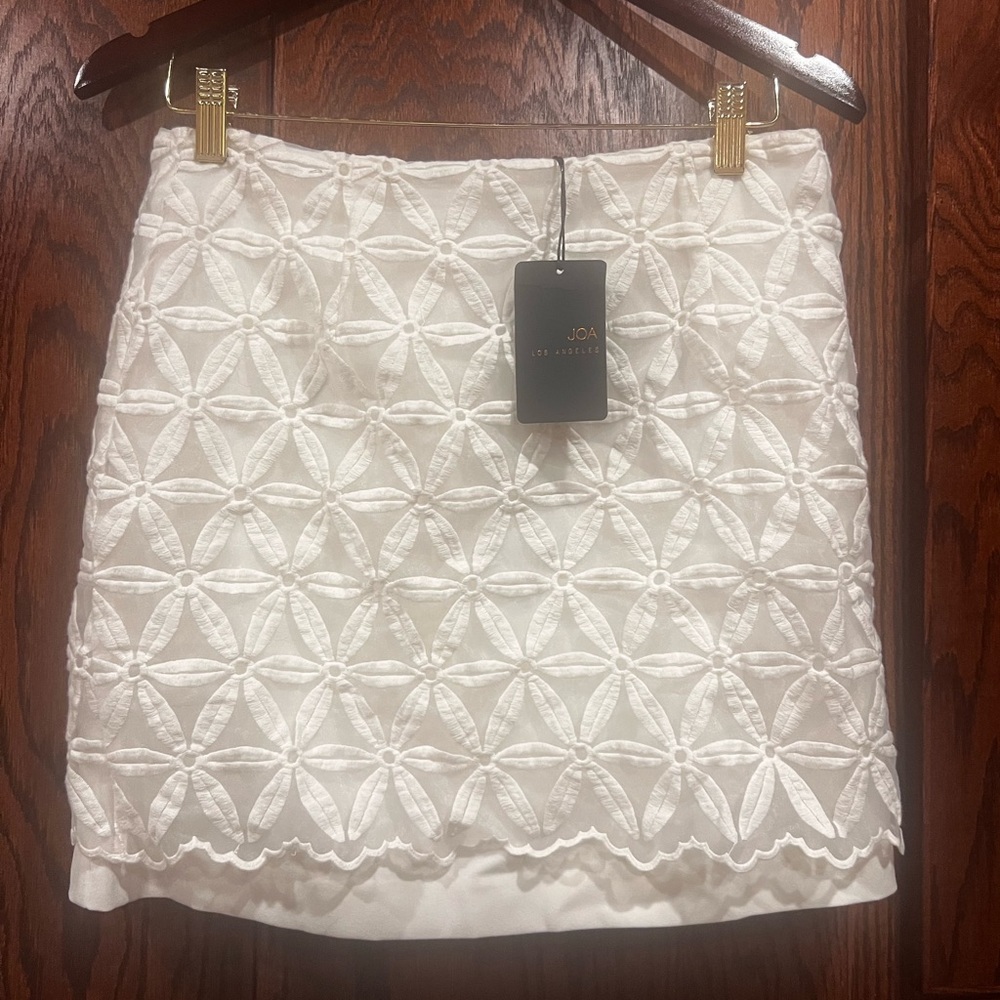 Fun white floral mini skirt